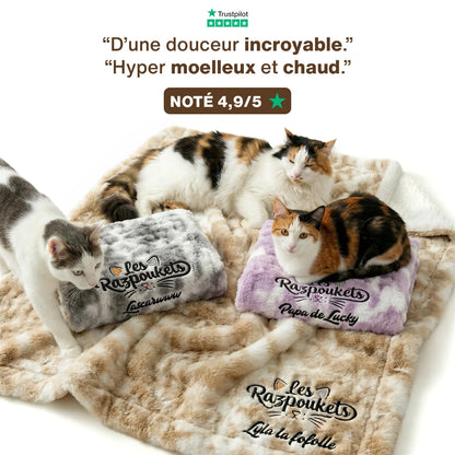 Plaid Cocon perso pour chat — détail broderie prénom