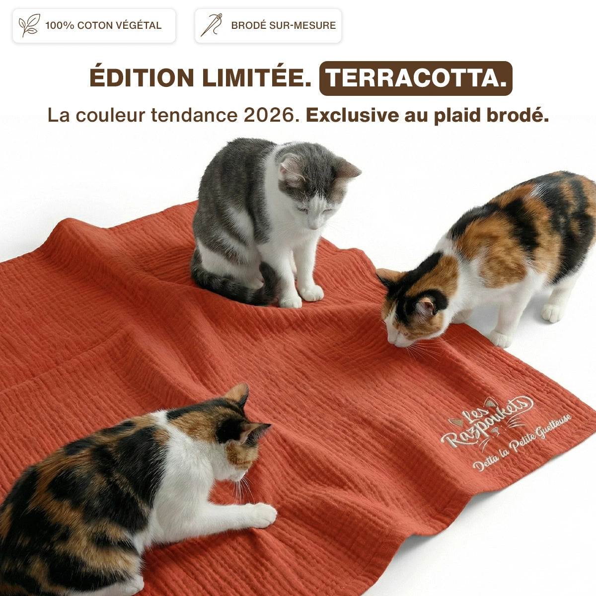 Plaid coton personnalisé — détail broderie cousue main