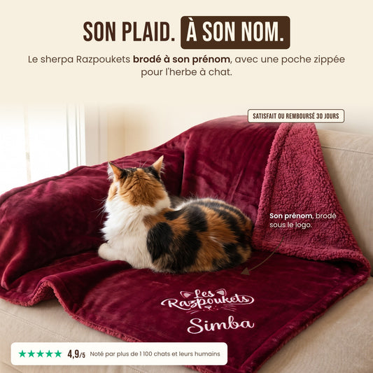 Le plaid zippé brodé au prénom du chat, Simba, un chat de dos installé dessus