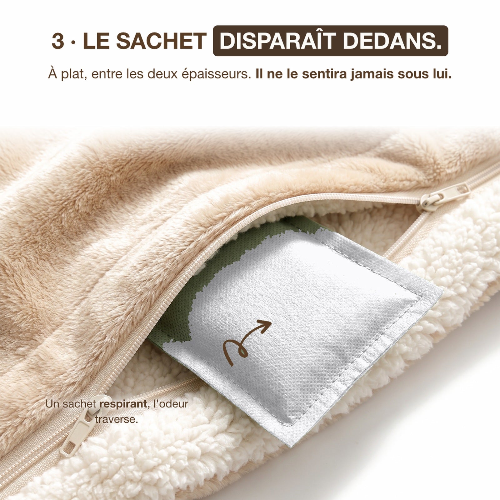 Le sachet d'herbe à chat disparaît dans la doublure du plaid