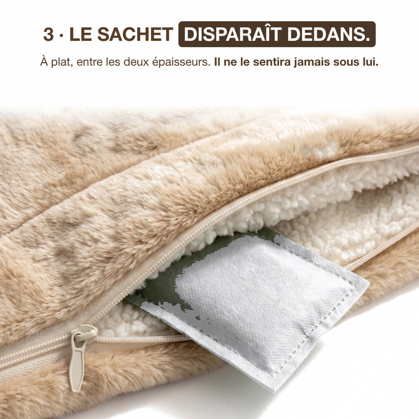 Le sachet d'herbe à chat disparaît dans la doublure du plaid personnalisé