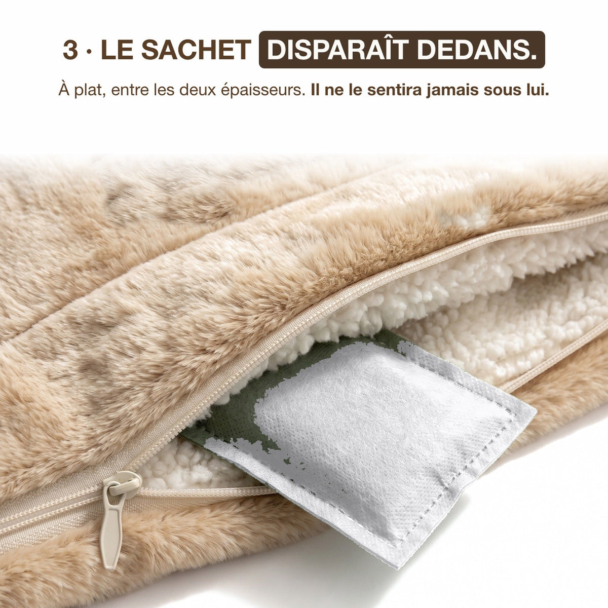 Le sachet d'herbe à chat disparaît dans la doublure du plaid personnalisé