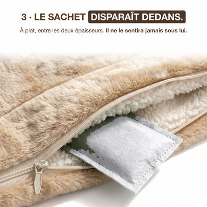 Le sachet d'herbe à chat disparaît dans la doublure du plaid personnalisé