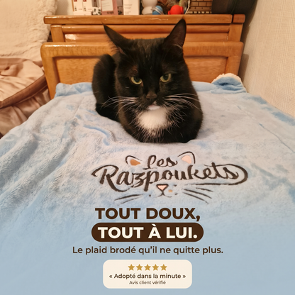 Tan suave, toda suya: un gato blanco y negro sobre su manta Razpoukets azul cielo bordada, opinión verificada de 5 estrellas