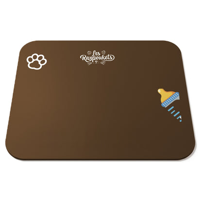 Tapis de gamelle pour chat brun, sans personnalisation, vu de trois quarts